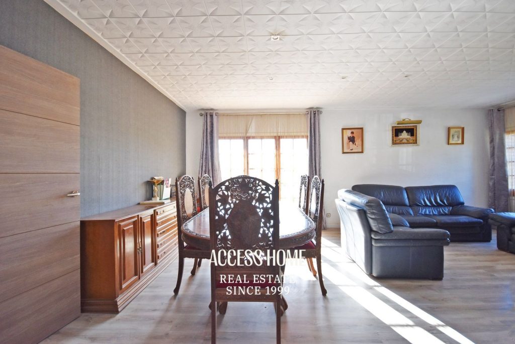 Casa unifamiliar con piscina privada en Tiana