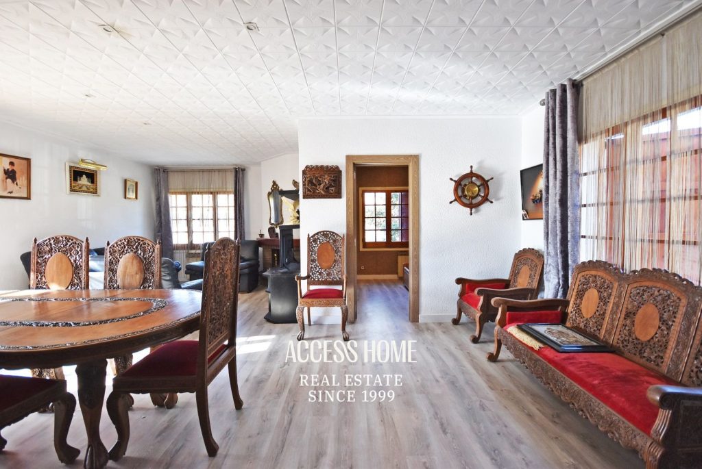 Casa unifamiliar con piscina privada en Tiana