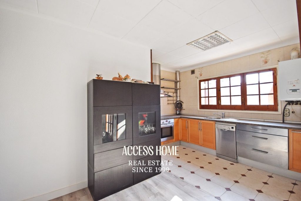 Casa unifamiliar con piscina privada en Tiana