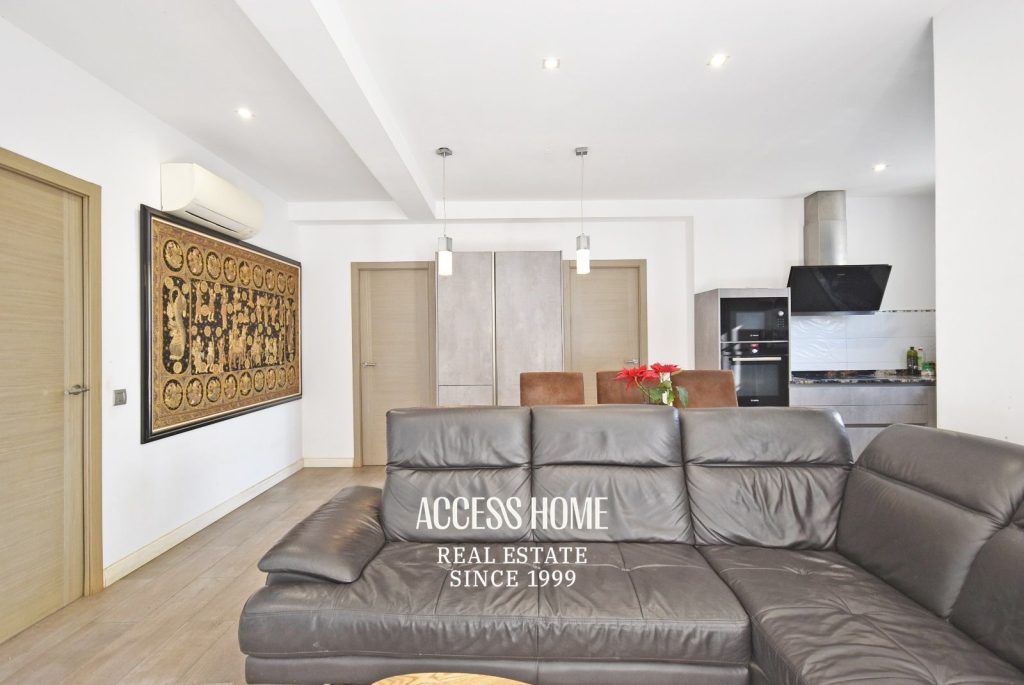 Casa unifamiliar con piscina privada en Tiana