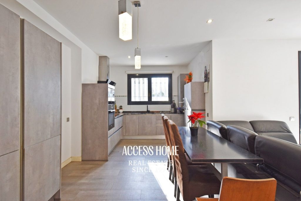 Casa unifamiliar con piscina privada en Tiana