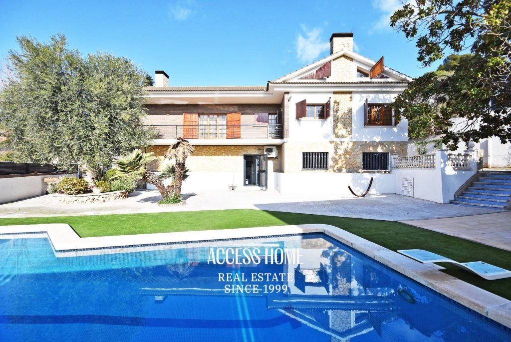 Casa unifamiliar con piscina privada en Tiana