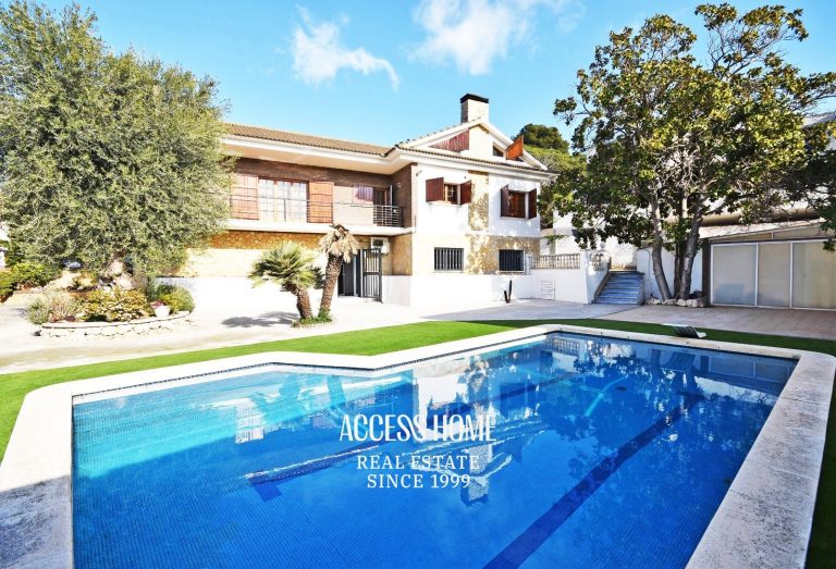 Casa unifamiliar con piscina privada en Tiana