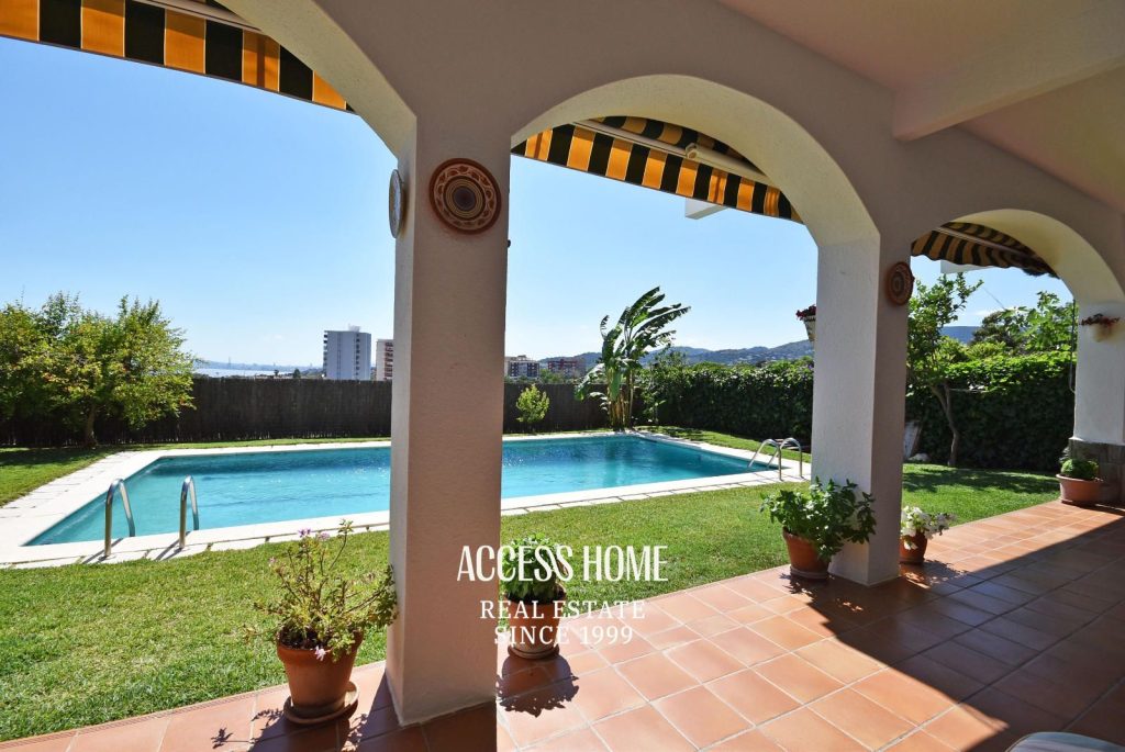 Casa con vistas a mar en zona residencial de Teiá