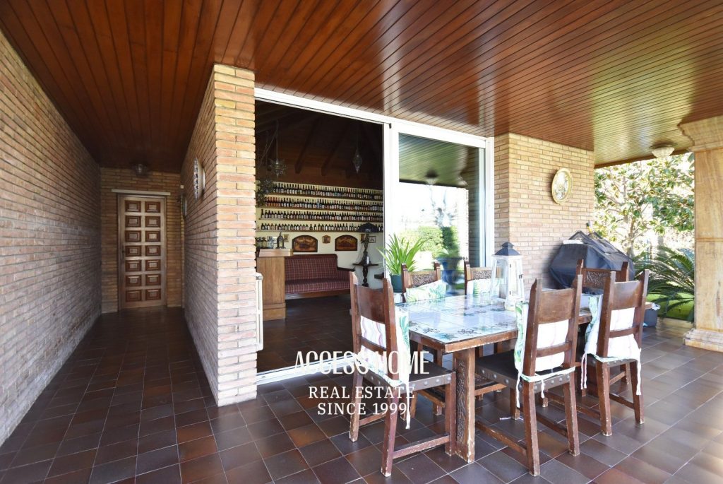 Gran casa unifamiliar con piscina en el centro de Tiana