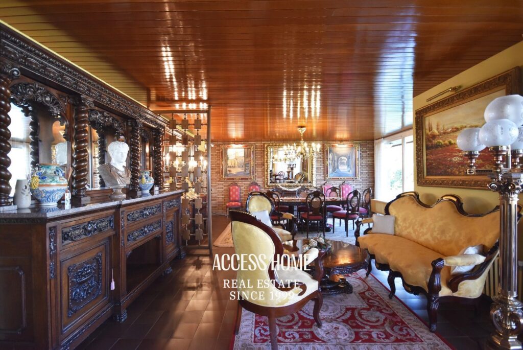Gran casa unifamiliar con piscina en el centro de Tiana