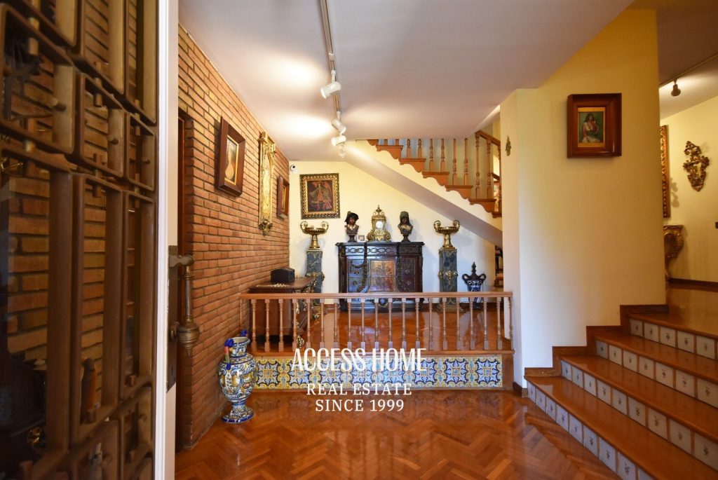 Gran casa unifamiliar con piscina en el centro de Tiana