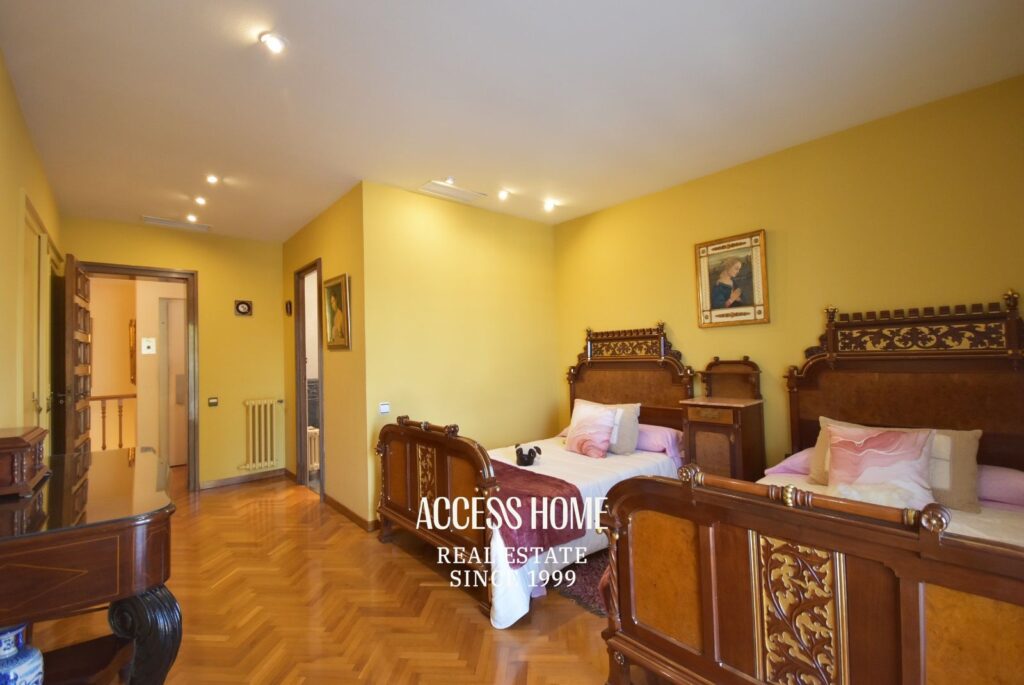 Gran casa unifamiliar con piscina en el centro de Tiana