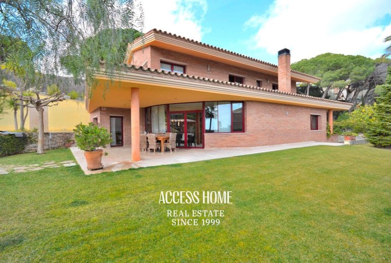 Exclusiva villa con piscina y vistas al mar en Premià de Dalt
