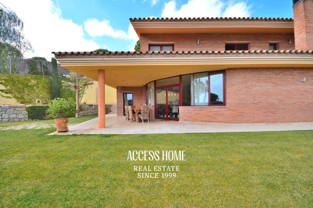 Exclusiva villa con piscina y vistas al mar en Premià de Dalt