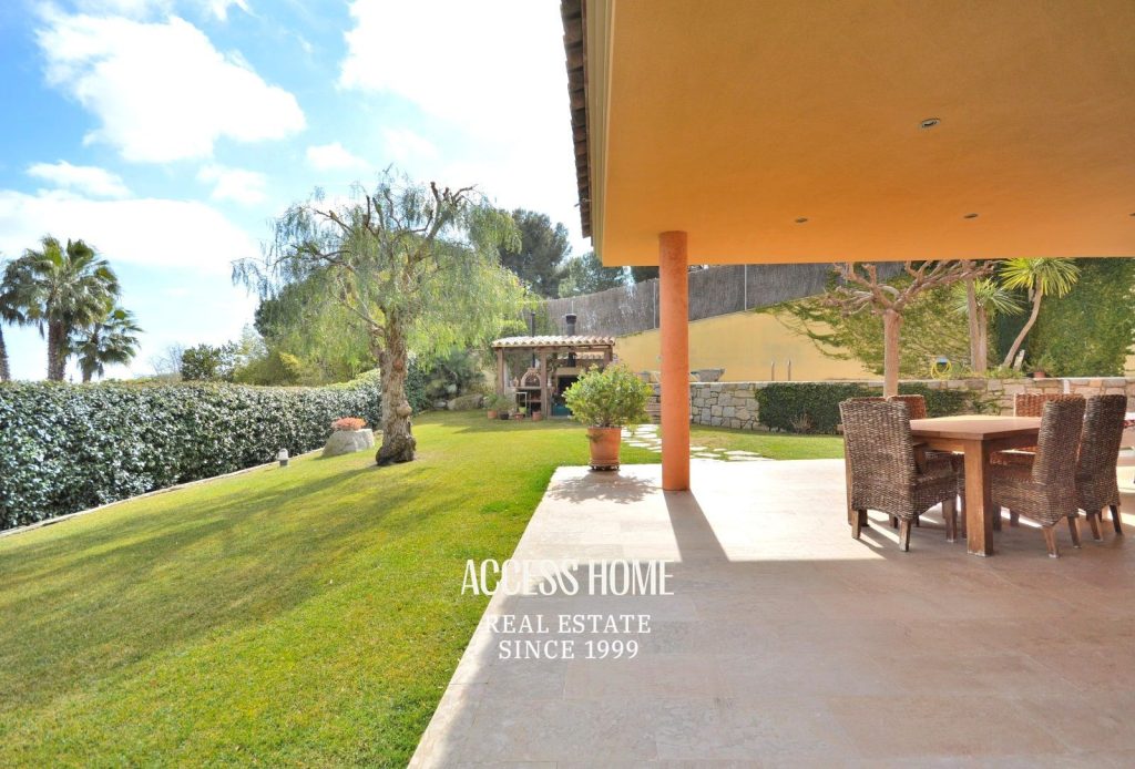 Exclusiva villa con piscina y vistas al mar en Premià de Dalt
