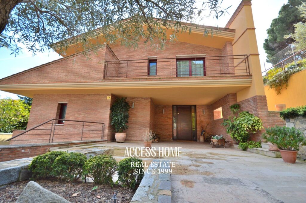 Exclusiva villa con piscina y vistas al mar en Premià de Dalt
