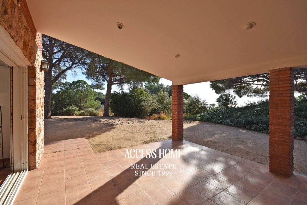 Casa con piscina y amplia parcela en Sant Vicenç de Montalt