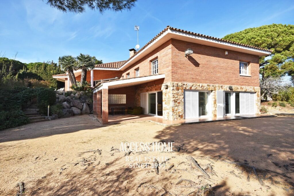 Casa con piscina y amplia parcela en Sant Vicenç de Montalt