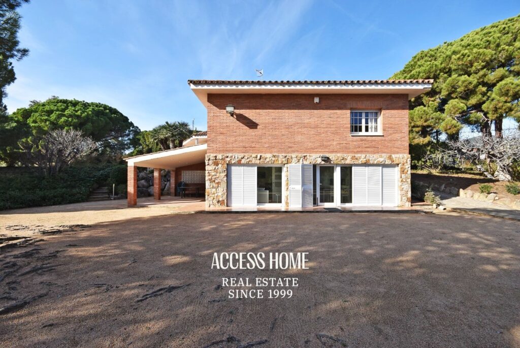 Casa con piscina y amplia parcela en Sant Vicenç de Montalt