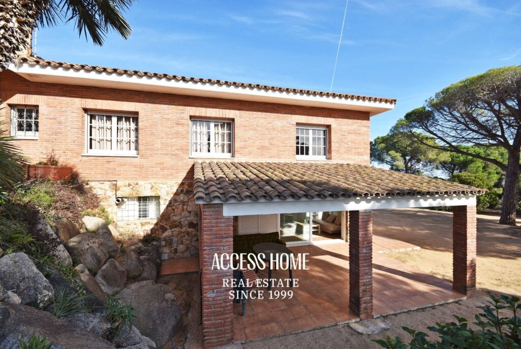 Casa con piscina y amplia parcela en Sant Vicenç de Montalt