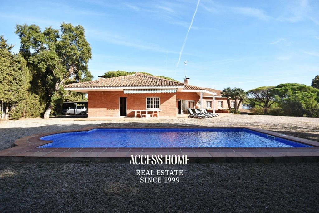 Casa con piscina y amplia parcela en Sant Vicenç de Montalt