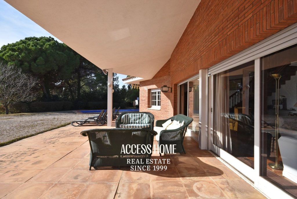 Casa con piscina y amplia parcela en Sant Vicenç de Montalt