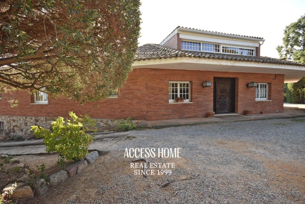 Casa con piscina y amplia parcela en Sant Vicenç de Montalt
