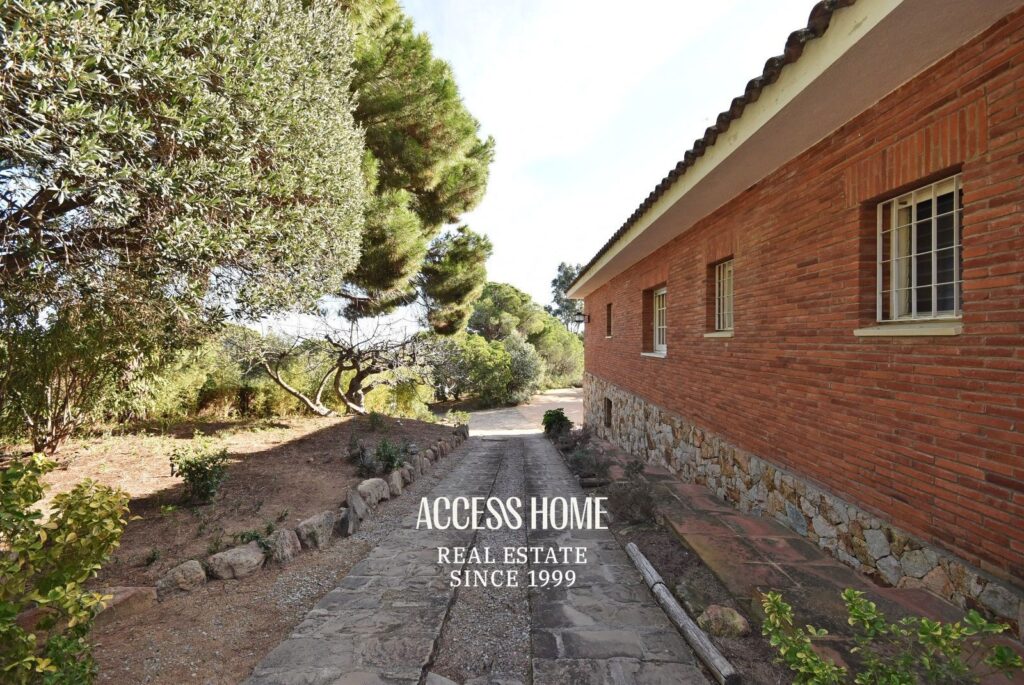 Casa con piscina y amplia parcela en Sant Vicenç de Montalt