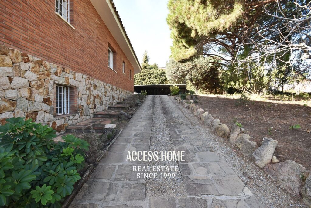 Casa con piscina y amplia parcela en Sant Vicenç de Montalt