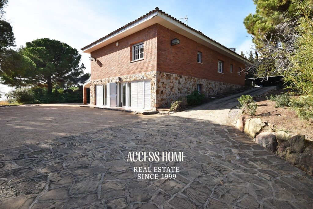 Casa con piscina y amplia parcela en Sant Vicenç de Montalt