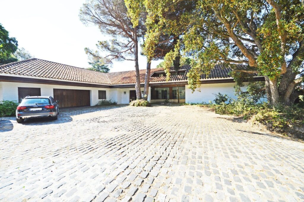 Propiedad en dos parcelas con un total de 5.981 m² en la urbanización esta zona