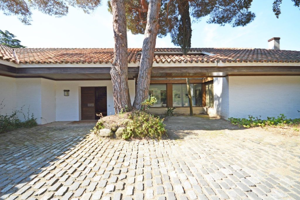 Propiedad en dos parcelas con un total de 5.981 m² en la urbanización esta zona