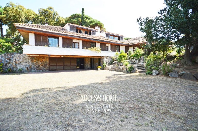 Propiedad en dos parcelas con un total de 5.981 m² en la urbanización esta zona