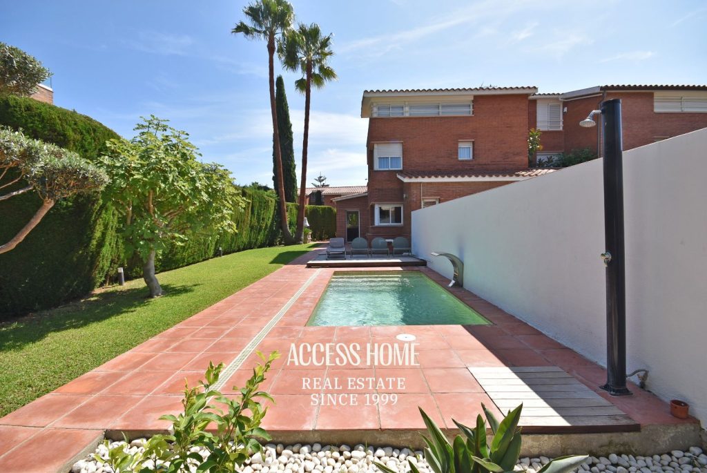 Casa esquinera con piscina en Sant Vicenç de Montalt cerca de la playa