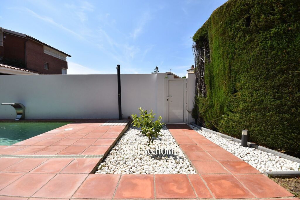 Casa esquinera con piscina en Sant Vicenç de Montalt cerca de la playa