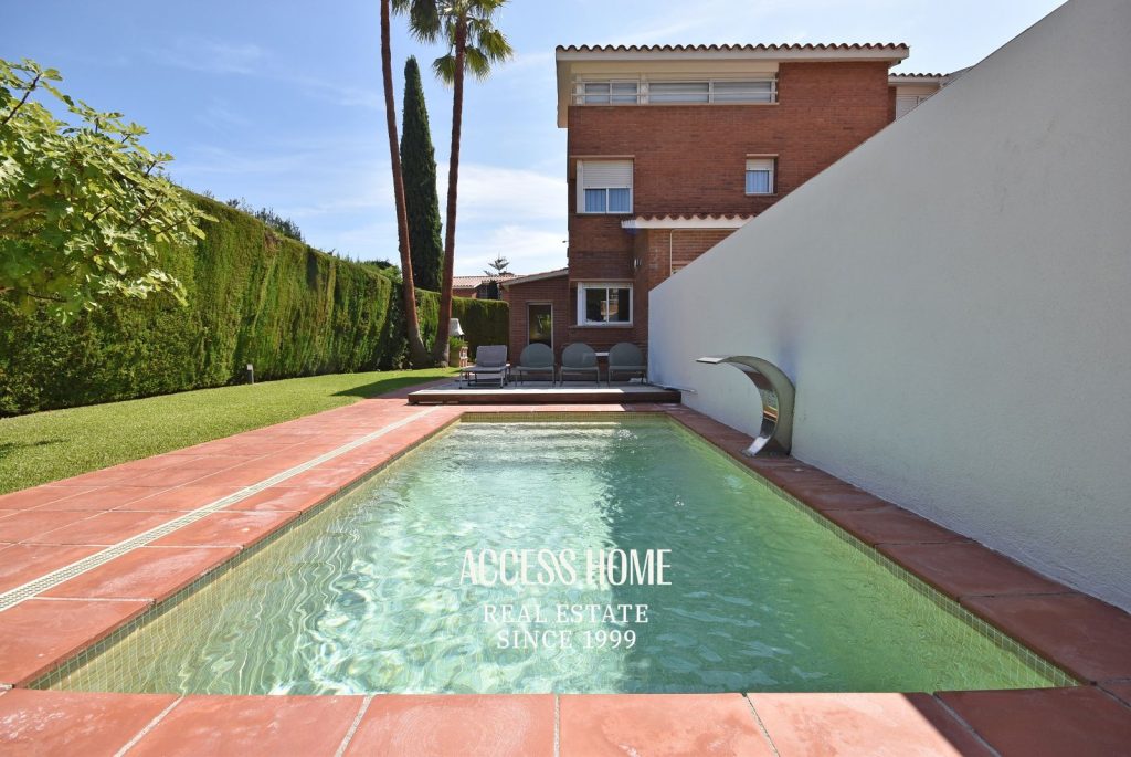 Casa esquinera con piscina en Sant Vicenç de Montalt cerca de la playa