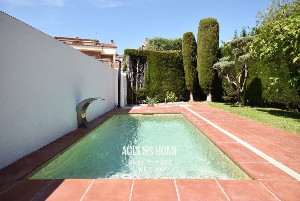 Casa esquinera con piscina en Sant Vicenç de Montalt cerca de la playa