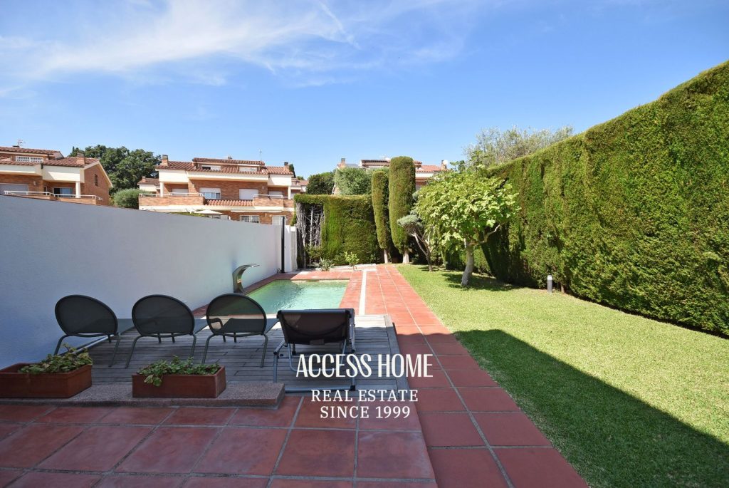 Casa esquinera con piscina en Sant Vicenç de Montalt cerca de la playa