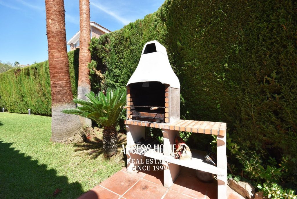 Casa esquinera con piscina en Sant Vicenç de Montalt cerca de la playa