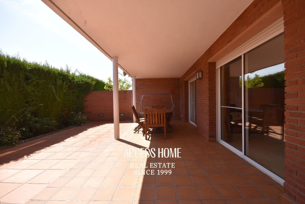 Casa esquinera con piscina en Sant Vicenç de Montalt cerca de la playa