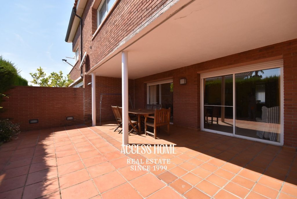 Casa esquinera con piscina en Sant Vicenç de Montalt cerca de la playa