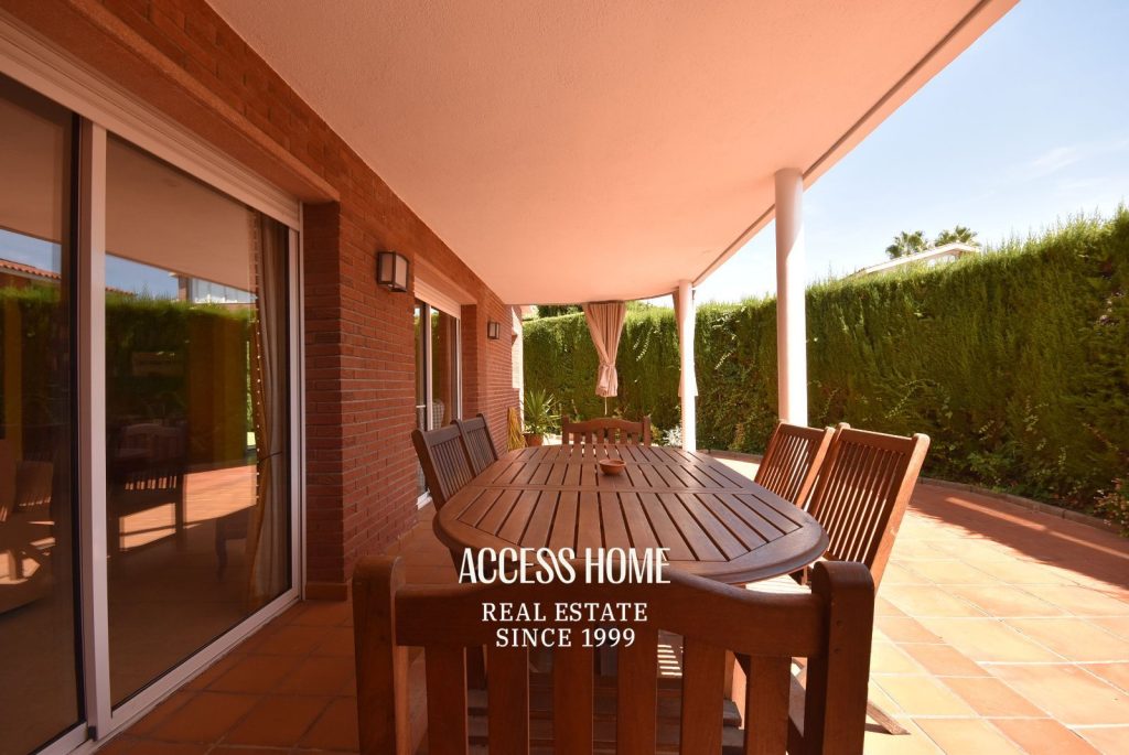 Casa esquinera con piscina en Sant Vicenç de Montalt cerca de la playa