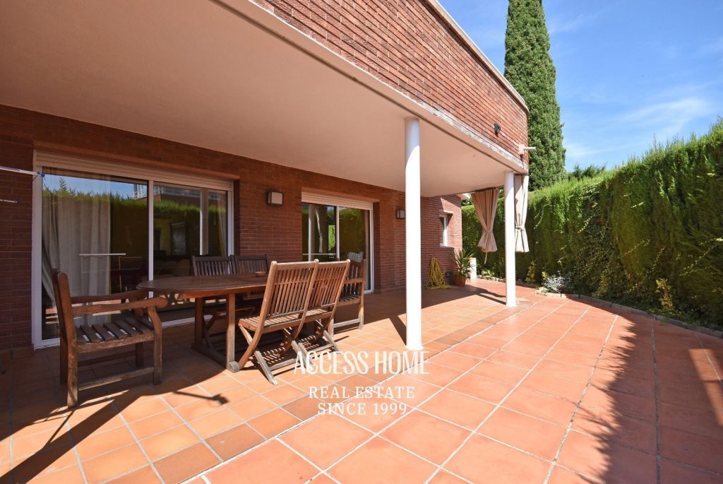 Casa esquinera con piscina en Sant Vicenç de Montalt cerca de la playa