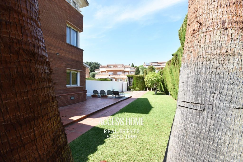 Casa esquinera con piscina en Sant Vicenç de Montalt cerca de la playa