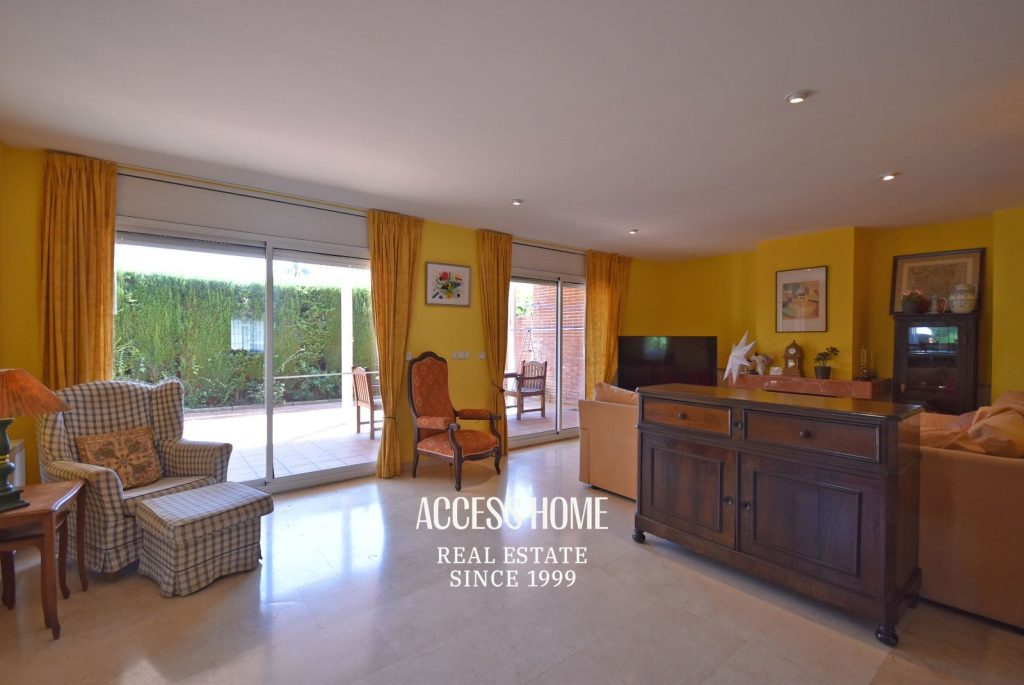 Casa esquinera con piscina en Sant Vicenç de Montalt cerca de la playa