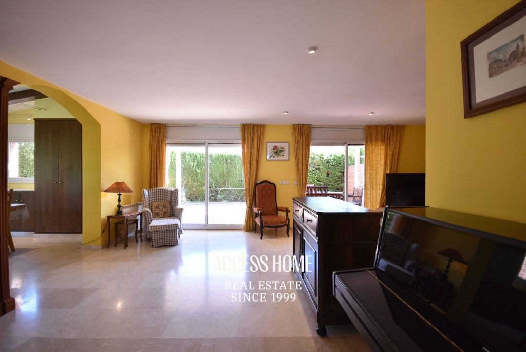 Casa esquinera con piscina en Sant Vicenç de Montalt cerca de la playa