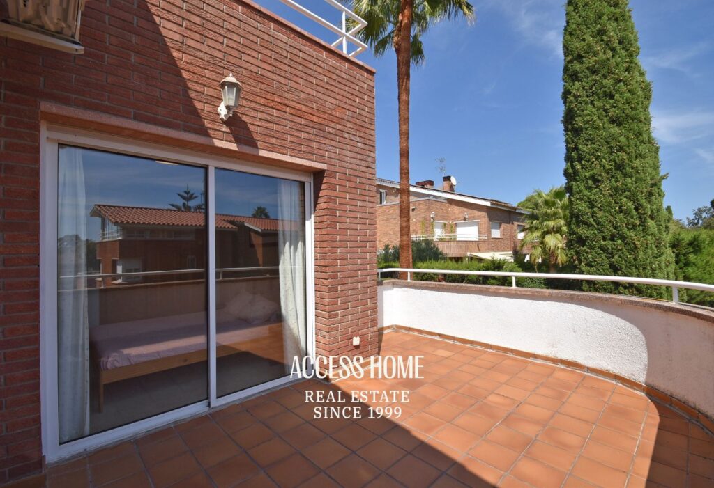 Casa esquinera con piscina en Sant Vicenç de Montalt cerca de la playa