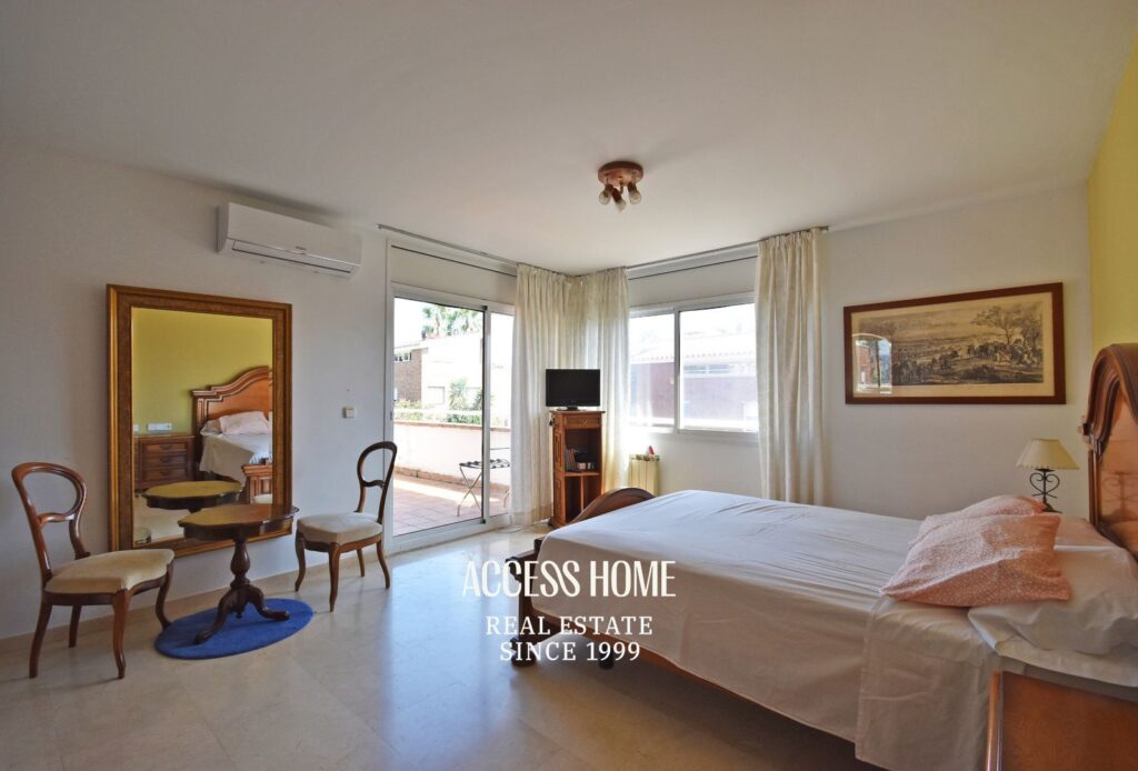 Casa esquinera con piscina en Sant Vicenç de Montalt cerca de la playa