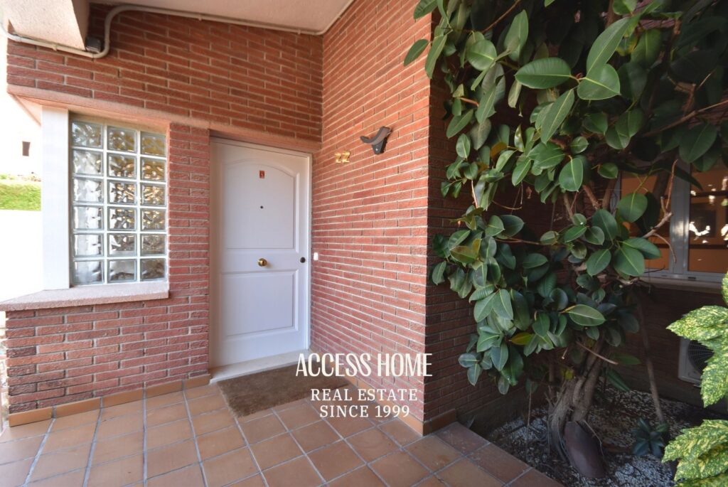 Casa esquinera con piscina en Sant Vicenç de Montalt cerca de la playa