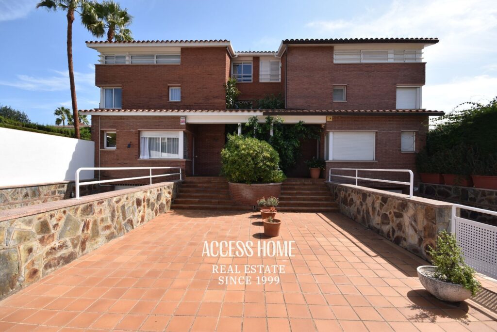 Casa esquinera con piscina en Sant Vicenç de Montalt cerca de la playa