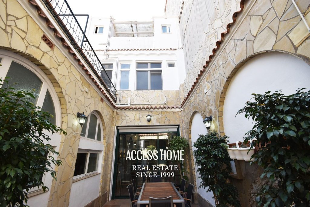 Casa de estilo modernista frente al mar en El Masnou