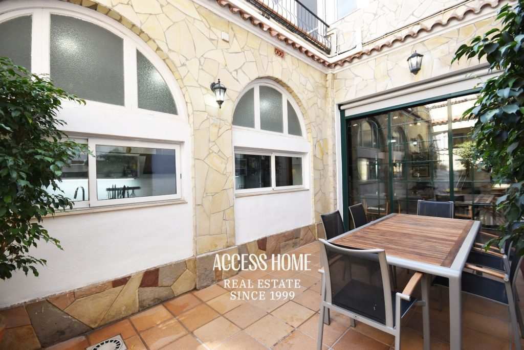 Casa de estilo modernista frente al mar en El Masnou