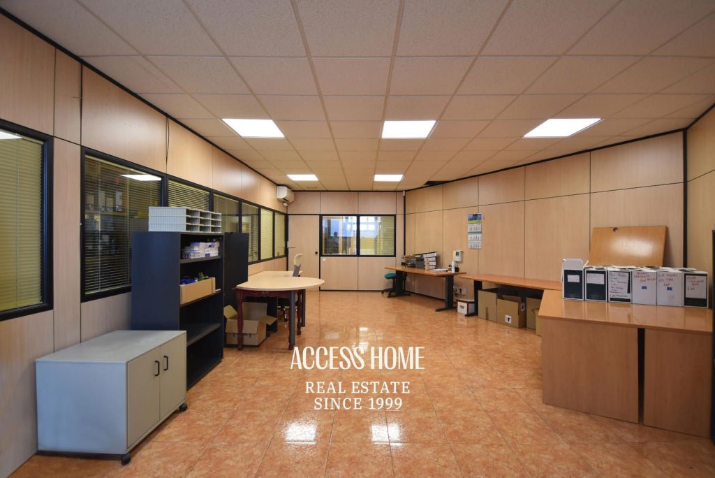 Se alquila amplio y luminoso local de oficinas en una excelente ubicación de Badalona