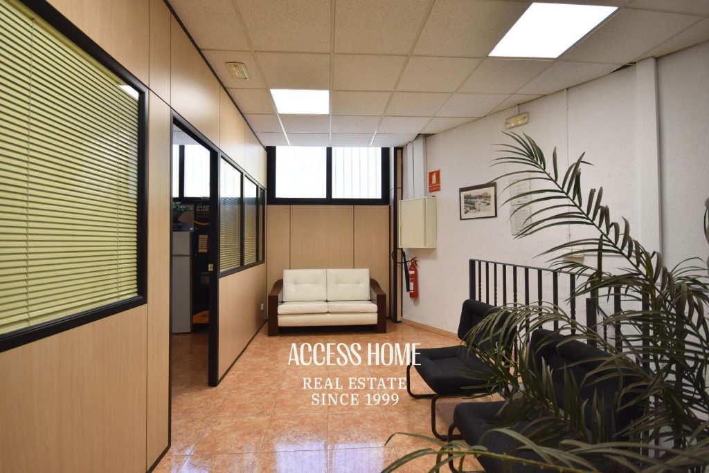 Se alquila amplio y luminoso local de oficinas en una excelente ubicación de Badalona